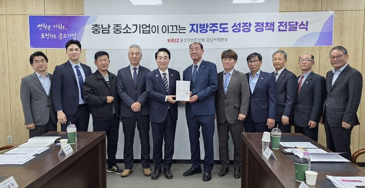 [천안=뉴시스] 박수현 더불어민주당 충남도지사 후보가 28일 천안에서 중소기업 관계자들과 간담회를 가졌다. (사진=박수현 캠프 제공) 2026.04.28 photo@newsis.com *재판매 및 DB 금지