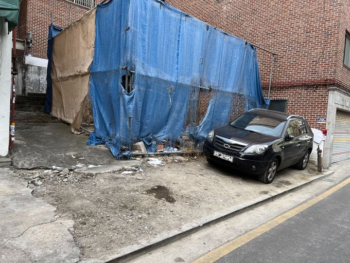 [서울=뉴시스] 창신동 빈집 철거 전. (사진=종로구 제공) 2026.04.28. *재판매 및 DB 금지