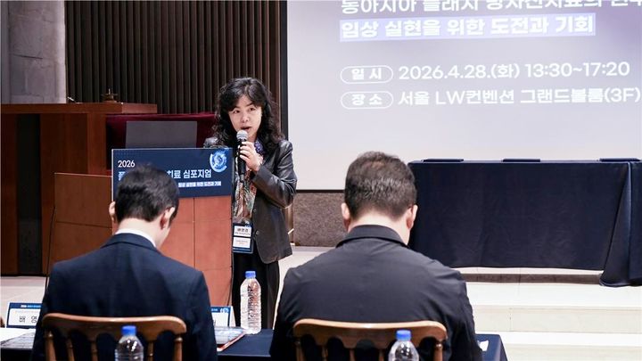 [서울=뉴시스] 28일 서울 LW컨벤션에서 플래시 방사선 1초 암치료기 전략연구사업 협력체계 구축을 위한 심포지업 및 협약식이 열렸다. KRISS 배영경 바이오의료측정본부장이 개회사를 하고 있다.(사진=KRISS 제공) *재판매 및 DB 금지