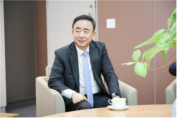 [서울=뉴시스] 임문영 상근부위원장이 28일 국가 AI 연구 인프라의 출연연·대학 전면 개방 계획을 밝히며 연구자 중심의 협력 생태계 구축 방향을 제시하고 있다. (사진=국가AI전략위 제공) 2026.04.28. photo@newsis.com *재판매 및 DB 금지