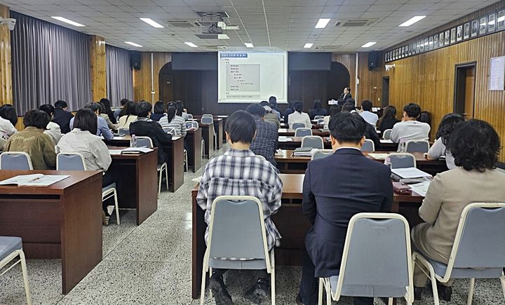 [창녕=뉴시스] 군청 대회의실에서 법제교육을 진행하고 있다. (사진= 창녕군 제공) 2026.04.28. photo@newsis.com *재판매 및 DB 금지