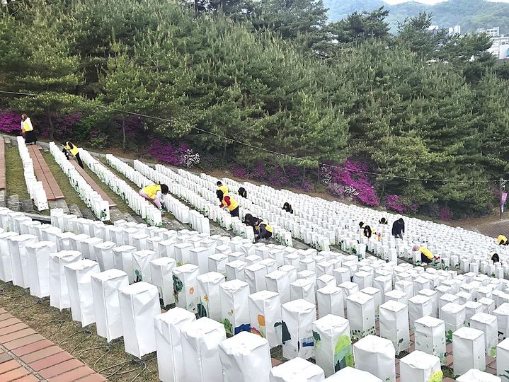 [원주=뉴시스] 보훈공단 등 5개 공공기관 임직원들이 ‘제28회 원주한지문화제’에 쓰일 한지등(燈)을 설치하고 있다. (사진=한국보훈복지의료공단 제공) 2026.04.28. photo@newsis.com *재판매 및 DB 금지