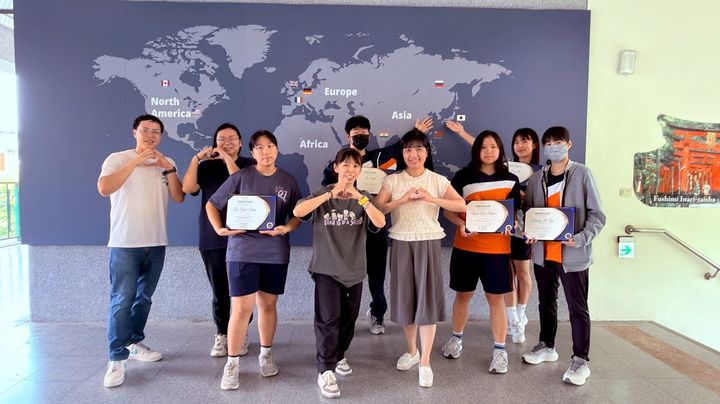 [용인=뉴시스] 인증서를 받은 학생들(사진=용인교육지원청 제공) 2026. 04. 28. photo@newsis.com *재판매 및 DB 금지