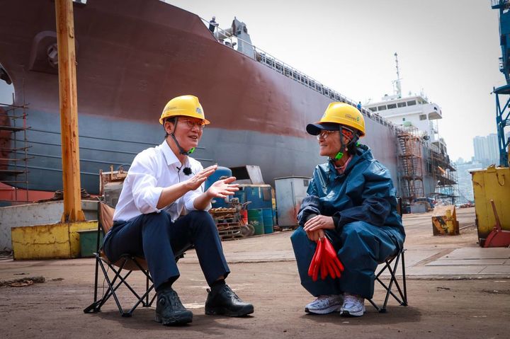 [부산=뉴시스] 더불어민주당 전재수 의원이 28일 부산 영도구 깡깡이마을을 방문해 40년 넘게 수리조선소에서 일해 온 이복순(70대)씨를 만나 부산 해양산업의 변화와 애로사항 등을 들었다. (사진=더불어민주당 전재수 국회의원실 제공) 2026.04.28. photo@newsis.com *재판매 및 DB 금지