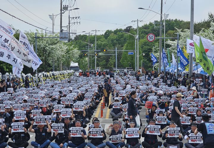 [진주=뉴시스] 정경규 기자 = 민주노총은 28일 CU진주물류센터 앞에서 '영호남권 결의대회'를 열고있다.2026.04.28.jkgyu@newsis.com *재판매 및 DB 금지