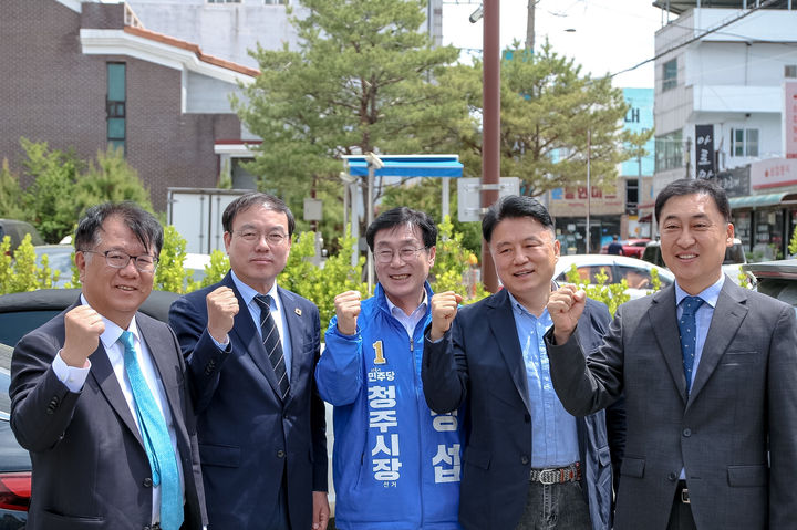 [청주=뉴시스] 더불어민주당 이장섭 청주시장 예비후보(가운데)가 28일 충북 청주의 한 칼국수식당에서 경선 경쟁자들을 만나 본선 승리를 다짐하고 있다. (사진=이장섭 예비후보 선거사무소 제공) 2026.04.28. photo@newsis.com *재판매 및 DB 금지