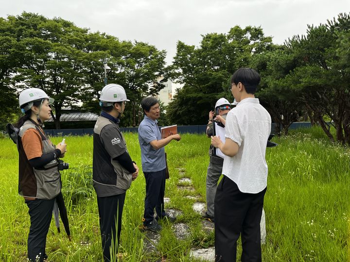 [서울=뉴시스] 국가유산돌봄 전문관이 전북 익산 영등동 유적에서 모니터링 후 후속조치가 필요한 부분을 이야기하고 있다. (사진=국가유산청 제공) 2026.04.28. photo@newsis.com *재판매 및 DB 금지