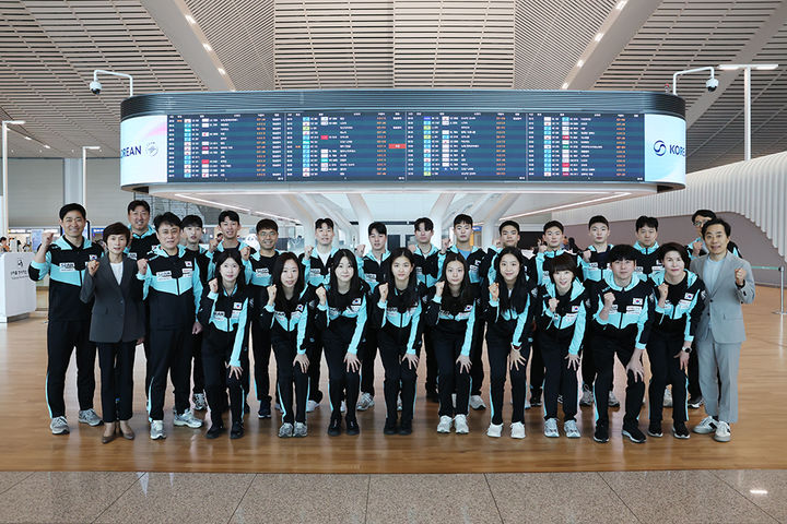 [서울=뉴시스] 한국 탁구 국가대표팀이 2026 국제탁구연맹(ITTF) 세계탁구선수권대회 단체전 파이널스 출전을 위해 28일 인천국제공항을 통해 영국 런던으로 출국했다. (사진=대한탁구협회 제공) 2026.04.28. *재판매 및 DB 금지
