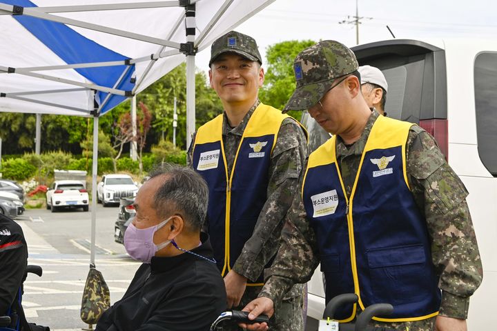 [광주=뉴시스] 공군 제1전투비행단 부사관단이 28일 광주문화체육센터에서 열린 '제20회 광산구 장애인 한마음대회'를 찾아 대민 봉사활동을 하고 있다. (사진=공군 제1전투비행단 제공) 2026.04.28. photo@newsis.com *재판매 및 DB 금지