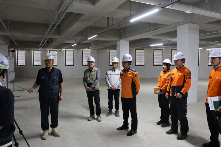 [광주=뉴싯,] 광주 남부소방서 관계자들이 28일 화재 발생 위험이 높은 봄철을 맞아 관내 대형 공사장을 대상으로 현장 지도 방문을 실시하고 있다. (사진=남부소방 제공) 2026.04.28. photo@newsis.com *재판매 및 DB 금지