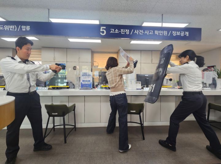 [대구=뉴시스] 대구 수성경찰서는 민원실에서 특이민원 대응 모의훈련을 진행했다. (사진 = 대구 수성경찰서 제공) 2026.04.28. photo@newsis.com *재판매 및 DB 금지