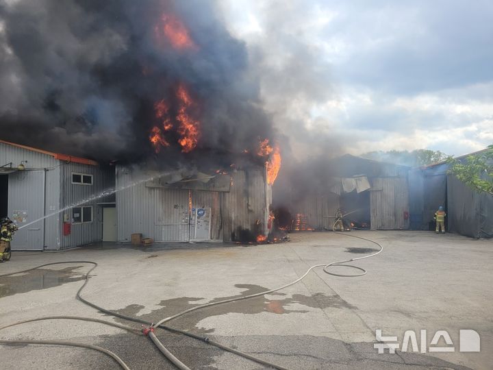 [고양=뉴시스] 화재 현장. (사진=경기도북부소방재난본부 제공) 2026.04.28 photo@newsis.com