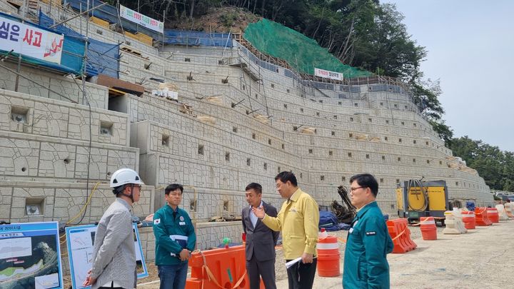 [거제=뉴시스] 신정철 기자= 경남 거제시는 제9회 전국동시지방선거를 앞두고 민기식 부시장 권한대행 체제하에서 시정 주요 현안을 차질 없이 추진하고 있다고 28일 밝혔다. 사진은 28일 민기식 거제부시장이 시정 주요 현안 사업인 ‘능포5지구 급경사지 붕괴위험지역 정비사업’ 현장을 방문해 추진 상황을 점검하고 있다.(사진=거제시 제공).2026.04.28. photo@newsis.com *재판매 및 DB 금지