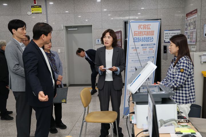 [안산=뉴시스] 최혜민 광명시장 권한대행(사진 오른쪽 두 번째)이 28일 철산3동 행정복지센터 고유가 피해지원금 접수 창구를 방문해 운영 상황을 점검하고 있다. (사진=광명시 제공) 2026.04.28. photo@newsis.com *재판매 및 DB 금지