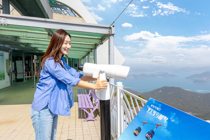 [통영=뉴시스] 신정철 기자= 통영관광개발공사는 가정의 달 5월을 맞아 어린이부터 어르신까지 온 가족이 함께 즐길 수 있는 특별프로그램을 마련하고, 공사 운영 관광시설 전역에서 다채로운 이벤트를 운영한다고 28일 밝혔다.사진은 통영케이블카 상부 역사 모습.2026.04.28. photo@newsis.com *재판매 및 DB 금지