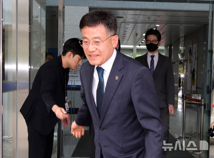 [전주=뉴시스] 강경호 기자 = 부정청탁 및 금품 등 수수에 관한 법률(청탁금지법) 위반 혐의를 받고 있는 정성주 전북 김제시장(왼쪽 두번째)이 28일 전북 전주시 전북경찰청에서 소환 조사를 마치고 청사를 빠져나오고 있다. 2026.04.28. lukekang@newsis.com