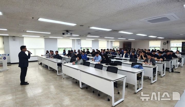 [안양=뉴시스] 경기 안양시가 열린 공공 건축 품질 및 안전 강화 워크숍을 열고 있다. (사진=안양시 제공) 2026.04.28. photo@newsis.com