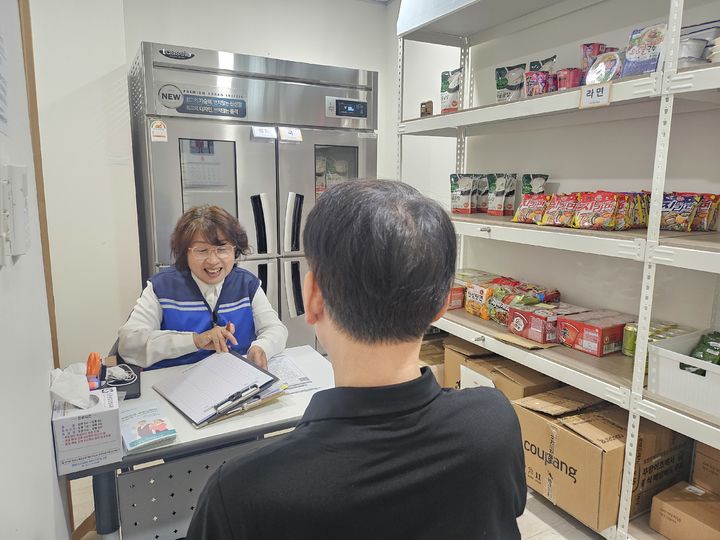 [화성=뉴시스] 동탄노인복지관에 설치된 화성형 그냥드림을 찾은 시민이 상담사와 이야기를 나누고 있다. (사진=화성시 제공) 2026.04.28. photo@newsis.com *재판매 및 DB 금지