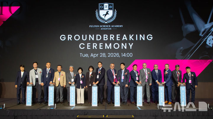 [제주=뉴시스] 28일 제주신화월드 랜딩컨벤션센터에서 열린 풀턴 사이언스 아카데미 애서튼(FSAA) 기공식에서 데이비드 에이든 (David Aden) FSA 총교장, 김형수 FSAA 이사장, 송석언 제주국제자유도시개발센터(JDC) 이사장이 기념촬영하고 있다. (사진=JDC 제공) 2026.04.28. photo@newsis.com *재판매 및 DB 금지