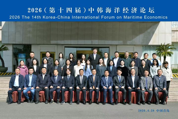 [부산=뉴시스] 28일 중국 칭다오 황하이 호텔에서 한국해양수산개발원(KMI)과 산동사회과학원(SASS)이 공동으로 '제14차 한·중 해양경제포럼'을 열고 관계자들이 기념 사진을 찍고 있다. (사진=KMI 제공) 2026.04.28. photo@newsis.com *재판매 및 DB 금지