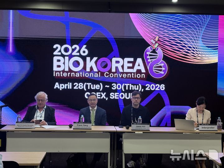 [서울=뉴시스] 이소헌 기자 = 장-크리스토프 르농댕 베살리우스 바이오캐피탈 MP, 양펑 블루 오션 캐피탈 CEO, 제이슨 힐 버티칼 AI·전략 총괄 리드(왼쪽부터)가 28일 서울 강남구 코엑스에서 열린 'BIO KOREA 2026' 미디어 인터뷰에 참여했다. 2026.04.28. honey@newsis.com