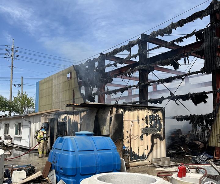 [김제=뉴시스] 28일 오후 1시48분께 전북 김제시 황산면의 콘크리트 제품 생산 공장 내 컨테이너에서 난 불로 건물이 그을린 현장을 소방대원들이 살펴보고 있다. (사진=전북도소방본부 제공) 2026.04.28. photo@newsis.com *재판매 및 DB 금지