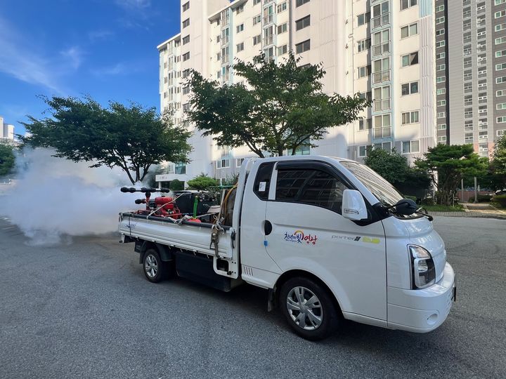 영광군 여름철 감염병 예방 취약지 집중 방역. (사진=영광군 제공) photo@newsis.com *재판매 및 DB 금지