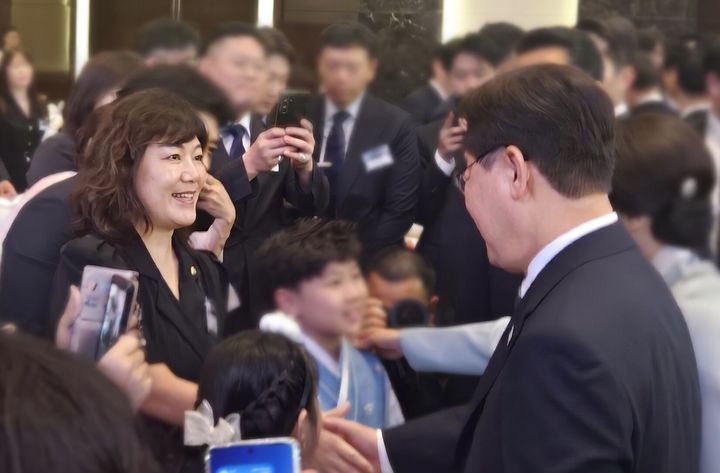 [서울=뉴시스] 이재명 대통령(오른쪽)이 22일 베트남 동포간담회에서 전경주 디토닉 베트남 법인 공동법인장과 악수하고 있는 모습. 2026.04.28. (사진=디토닉 제공) *재판매 및 DB 금지