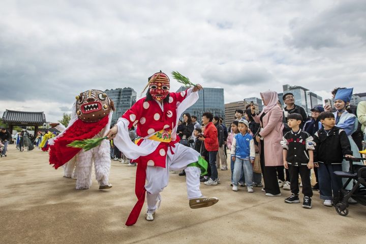 [서울=뉴시스] 궁중문화축전 프로그램 '길놀이' 진행 모습 (사진=국가유산진흥원 제공) 2026.04.28. photo@newsis.com *재판매 및 DB 금지
