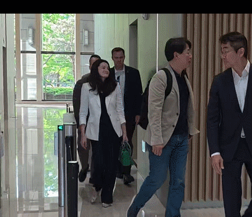 [서울=뉴시스] 젠슨 황 엔비디아 CEO의 장녀인 메디슨 황 옴니버스 및 로보틱스 마케팅 수석이사가 28일 LG트윈타워를 떠나고 있다. 황 수석이사는 이날 류재철 LG전자 사장 등과 피지컬 AI, AI 인프라스트럭처, 로보틱스 분야 협력을 논의했다. 2026.04.28. hong1987@newsis.com *재판매 및 DB 금지 *재판매 및 DB 금지