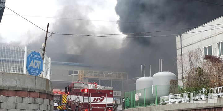 [경주=뉴시스] 경주시 건천읍 용명리 건천산업단지 내 열유화 공장 화재 현장 (사진=독자 제공) 2026.4.28. photo@newsis.com