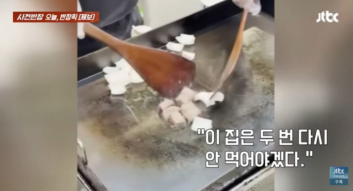 [서울=뉴시스] 경주 한 야시장에서 손님이 노점 상인 앞에서 음식의 양과 조리 방식을 문제 삼으며 막말을 한 모습이 논란이 되고 있다. (사진=JTBC '사건반장' 캡처)