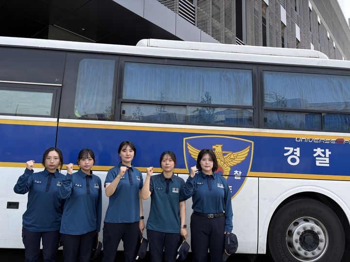 식당 화재 당시 신속한 대처로 대형 피해를 막은 경기남부경찰청 12기동대 5팀 2제대 경찰관들. (사진=경기남부경찰청 제공) *재판매 및 DB 금지