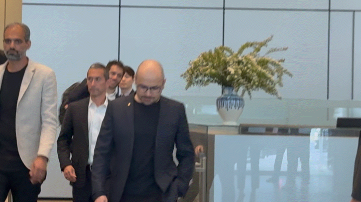 [서울=뉴시스] 박나리 기자 = 이재용 삼성전자 회장과 회동을 마친 데미스 하사비스 구글 딥마인드 공동 창업자 겸 최고경영자(CEO)가 28일 오후 삼성전자 서초사옥을 나서고 있다. 2026.04.28. parknr@newsis.com *재판매 및 DB 금지