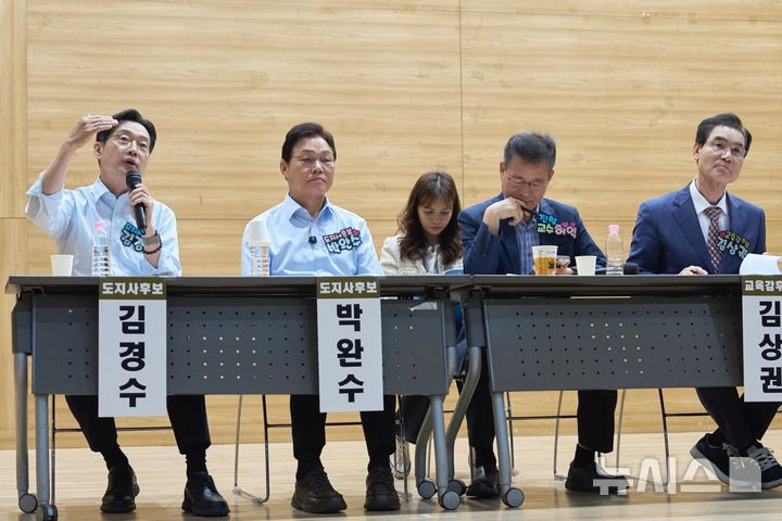 [창원=뉴시스]더불어민주당 김경수(맨 왼쪽) 경남도지사 후보가 28일 오후 창원문화원에서 열린 경남가정어린이집연합회 주최 '아이 키우기 좋은 경남, 영아 돌봄 정책 간담회'에 참석해 발언하고 있다. 왼쪽서 두 번째는 국민의힘 박완수 도지사 후보.(사진=김경수후보 선거사무소 제공) 2026.04.28. photo@newsis.com