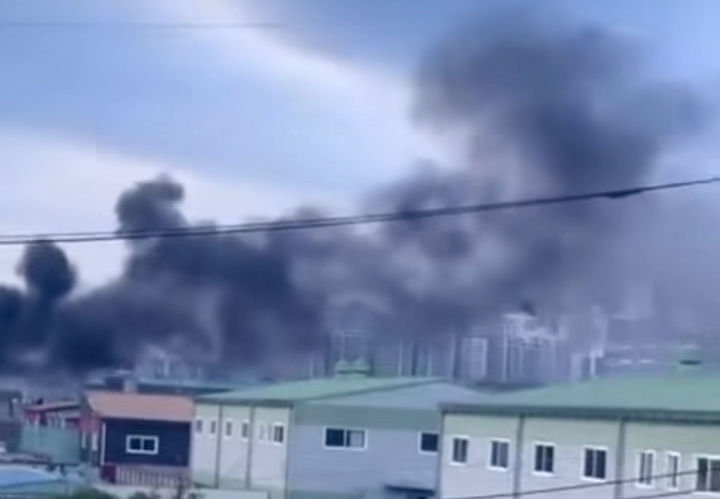 [광주=뉴시스] 28일 오후 6시36분께 광주 서구 동천동 한 폐기물처리장에서 불이 나 신고를 받고 출동한 소방 당국에 의해 20분여 만에 꺼졌다. (사진=SNS 갈무리) 2026.04.28. photo@newsis.com *재판매 및 DB 금지