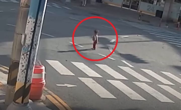 [서울=뉴시스] 경남 창원의 한 도로에서 맨발로 배회하던 2살 아이가 시민과 경찰의 도움으로 무사히 가족의 품으로 돌아갔다. (사진=경찰청 유튜브 캡처)