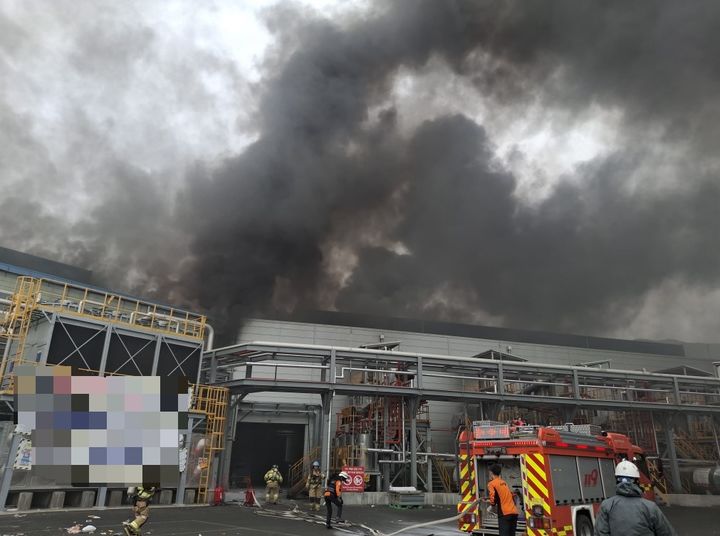 [경주=뉴시스] 28일 오후 5시 5분께 경북 경주시 건천읍 용명리 건천산업단지 내 열분해유 제조업체에서 불이나 소방 당국이 진화 작업을 벌이고 있다. (사진=경북소방본부 제공) 2026.04.28. photo@newsis.com *재판매 및 DB 금지