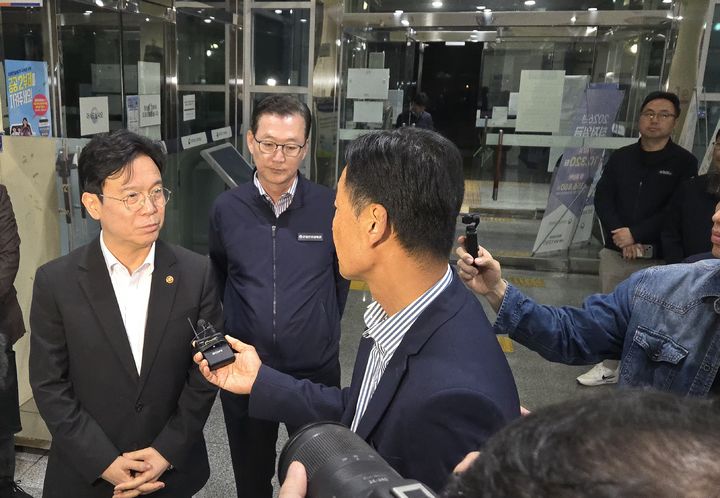 [진주=뉴시스] 정경규 기자 = 김영훈 고용노동부 장관이 28일 화물연대와 BGF로지스 4차 교섭을 위해 진주고용노동지청을 방문했다.2026.04.28.jkgyu@newsis.com *재판매 및 DB 금지