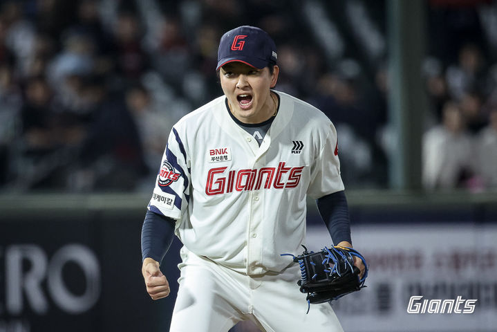 [서울=뉴시스] 프로야구 롯데 자이언츠의 김원중이 28일 부산 사직구장에서 열린 2026 신한 쏠 KBO리그 키움 히어로즈전 승리를 마무리하며 포효하고 있다. (사진=롯데 자이언츠 제공) 2026.04.28.