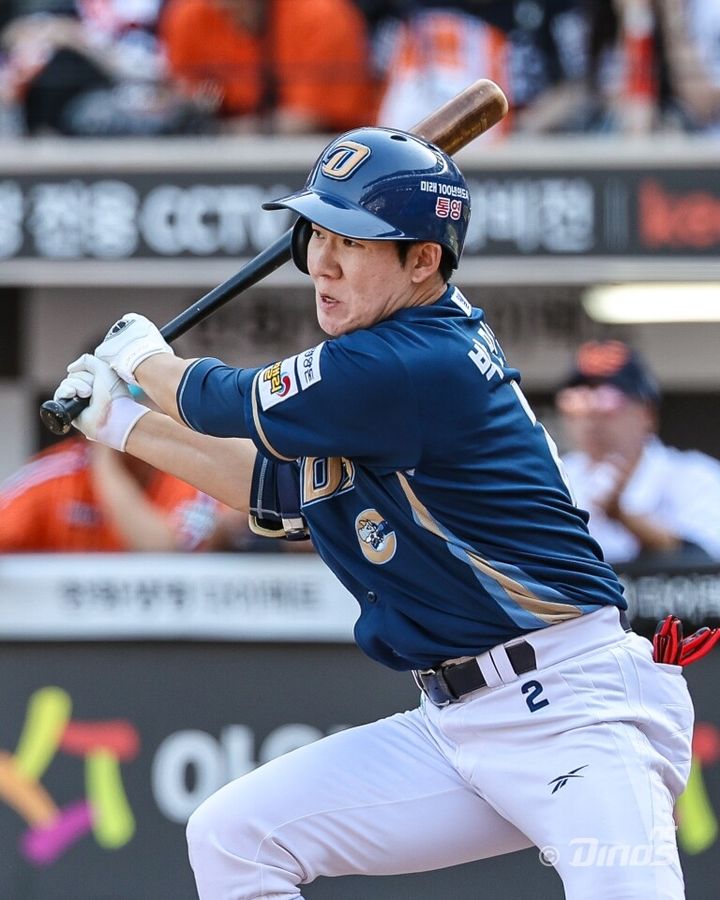 [서울=뉴시스] 프로야구 NC 다이노스 박민우가 26일 대전 한화생명볼파크에서 열린 2026 신한 쏠 KBO리그 한화 이글스전에서 안타를 치고 있다. (사진=NC 다이노스 제공) 2026.04.26.