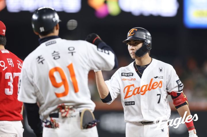 [서울=뉴시스] 프로야구 한화 이글스의 심우준이 28일 대전 한화생명볼파크에서 열린 2026 신한 쏠 KBO리그 SSG 랜더스와의 홈 경기에서 안타를 친 뒤 기뻐하고 있다. (사진=한화 이글스 제공) 2026.04.28. *재판매 및 DB 금지