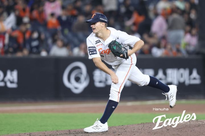 [서울=뉴시스] 프로야구 한화 이글스의 잭 쿠싱이 28일 대전 한화생명볼파크에서 열린 2026 신한 쏠 KBO리그 SSG 랜더스와의 홈 경기에 불펜 등판해 공을 던지고 있다. (사진=한화 이글스 제공) 2026.04.28. *재판매 및 DB 금지