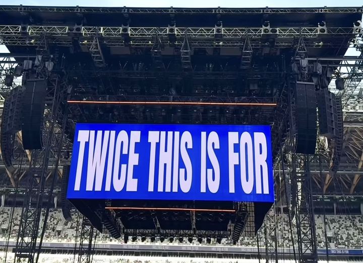 [도쿄=뉴시스] 28일 오후 일본 도쿄 국립경기장에서 열린 여섯 번째 월드투어 '디스 이즈 포(THIS IS FOR) 인 재팬' 시작 전 모습. (사진 = 트와이스 인스타그램 캡처) 2026.04.28. photo@newsis.com *재판매 및 DB 금지