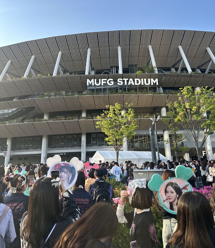 [도쿄=뉴시스] 이재훈 기자 = 28일 오후 일본 도쿄 국립경기장에서 열린 여섯 번째 월드투어 '디스 이즈 포(THIS IS FOR) 인 재팬' 시작 전 팬들이 기념 사진을 찍고 있다. 2026.04.28. realpaper7@newsis.com *재판매 및 DB 금지