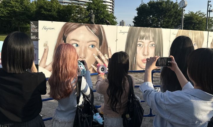 [도쿄=뉴시스] 이재훈 기자 = 28일 오후 일본 도쿄 국립경기장에서 열린 여섯 번째 월드투어 '디스 이즈 포(THIS IS FOR) 인 재팬' 시작 전 팬들이 기념 사진을 찍고 있다. 2026.04.28. realpaper7@newsis.com *재판매 및 DB 금지