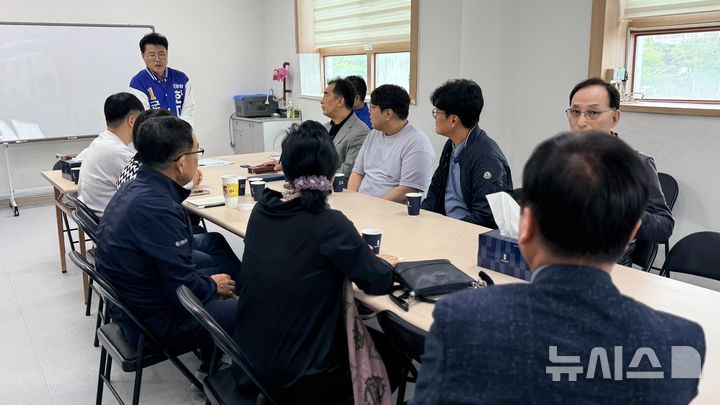 [군포=뉴시스] 한대희 후보가 산본신도시 정비사업과 관련해 해당 조합 관계자들과 간담회를 열고 있다. (사진=선거사무소 제공). 2026.04.29. photo@newsis.com