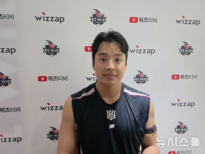 [수원=뉴시스] 김희준 기자 = 강민성이 28일 수원 KT위즈파크에서 벌어진 LG 트윈스와의 경기에서 연장 10회말 끝내기 안타를 친 뒤 취재진과 인터뷰를 하고 있다. 2026.04.28jinxijun@newsis.com