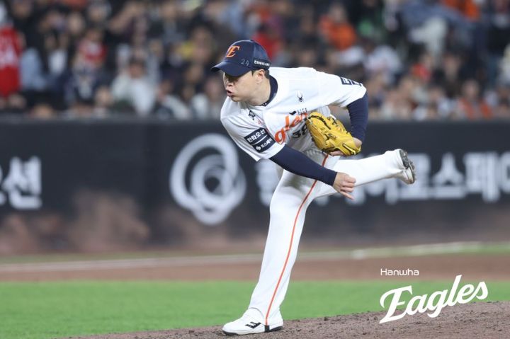 [서울=뉴시스] 프로야구 한화 이글스의 김종수가 28일 대전 한화생명볼파크에서 열린 2026 신한 쏠 KBO리그 SSG 랜더스와의 홈 경기에 불펜 등판해 공을 던지고 있다. (사진=한화 이글스 제공) 2026.04.28. *재판매 및 DB 금지