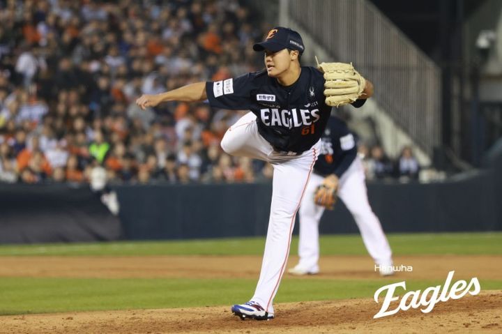 [서울=뉴시스] 프로야구 한화 이글스의 정우주가 3일 서울 잠실구장에서 열린 2026 신한 쏠 KBO리그 두산 베어스와의 원정 경기에 불펜 등판해 공을 던지고 있다. (사진=한화 이글스 제공) 2026.04.03. *재판매 및 DB 금지
